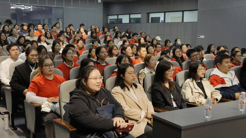 烈士后人进课堂 麻豆社
做鲜做活思政课.docx